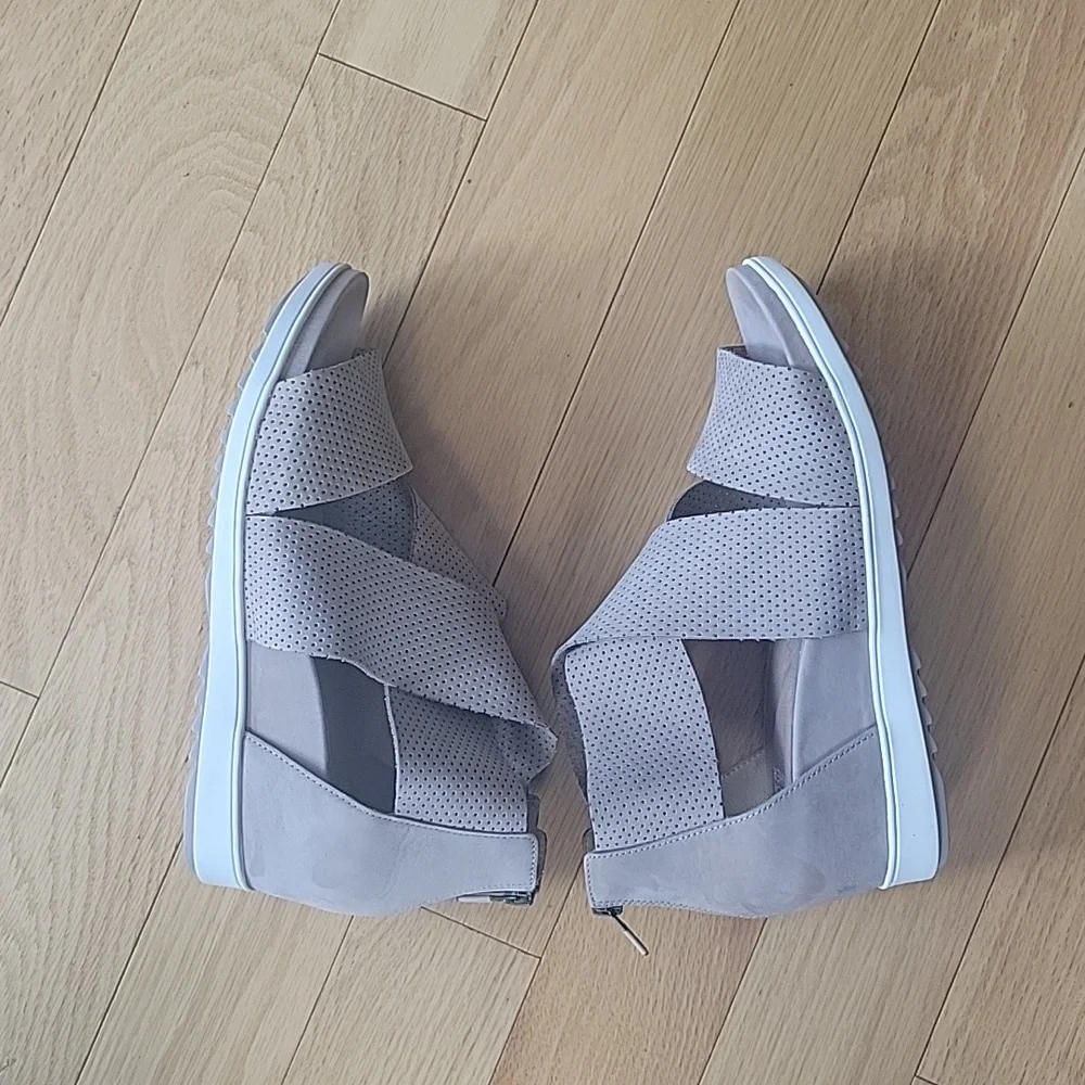 Eileen Fisher Voice Nubuck Sandal in Earth